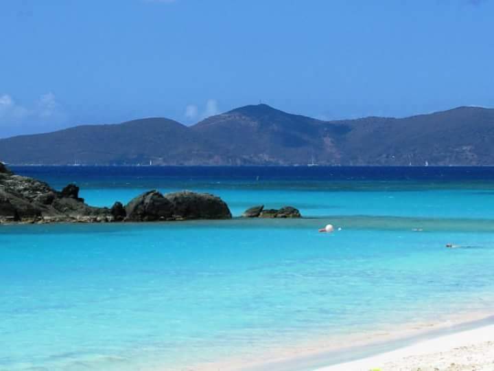 HypeTur - HypeTur Coral Bay. St John é uma das três principais ilhas que formam as Virgin Islands. O acesso à ilha é feito de ferry desde St Thomas, não tem aeroporto. É um pedacinho do Caribe ainda bem intocado, riquíssima vida marinha, poucas opções de hospedagem, mas com um visual dos deuses!! Consulte quem é especialista!