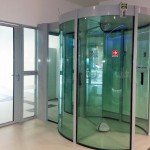 Clientes barrados na porta giratória do banco podem solicitar indenização por dano moral