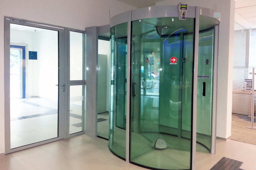 Clientes barrados na porta giratória do banco podem solicitar indenização por dano moral