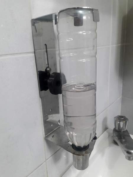 Suporte universal para detergente evita desperdício e poupa espaço na cozinha