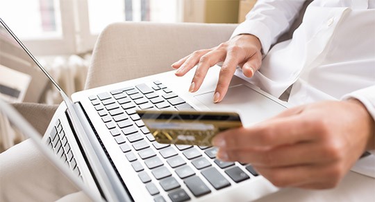 Pesquisa revela que o mercado de moda online está em crescimento, mas brasileiro ainda tem receio de fazer compras de roupas pela internet