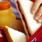 Como montar uma lancheira saudável e prática para seu filho