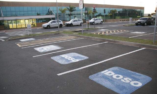 Multa para estacionar em vaga de idoso nos Shoppings