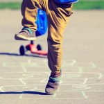 Brincadeiras da sua infância que vão ajudar no desenvolvimento do seu filho