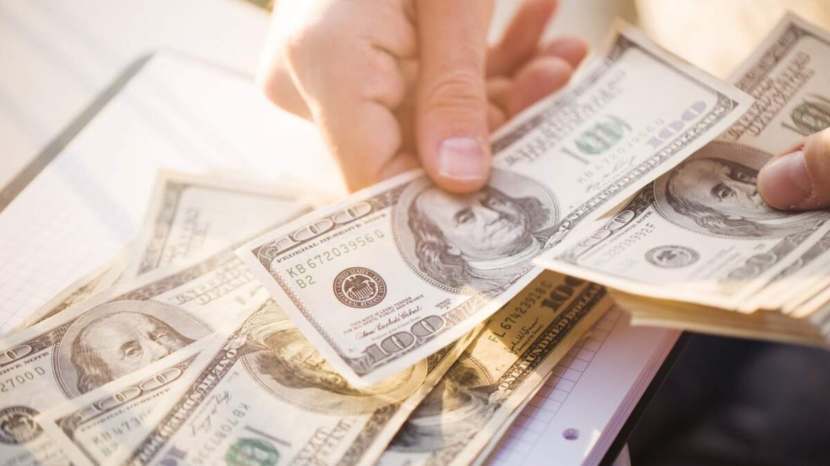Dólar pode fechar na menor cotação desde maio