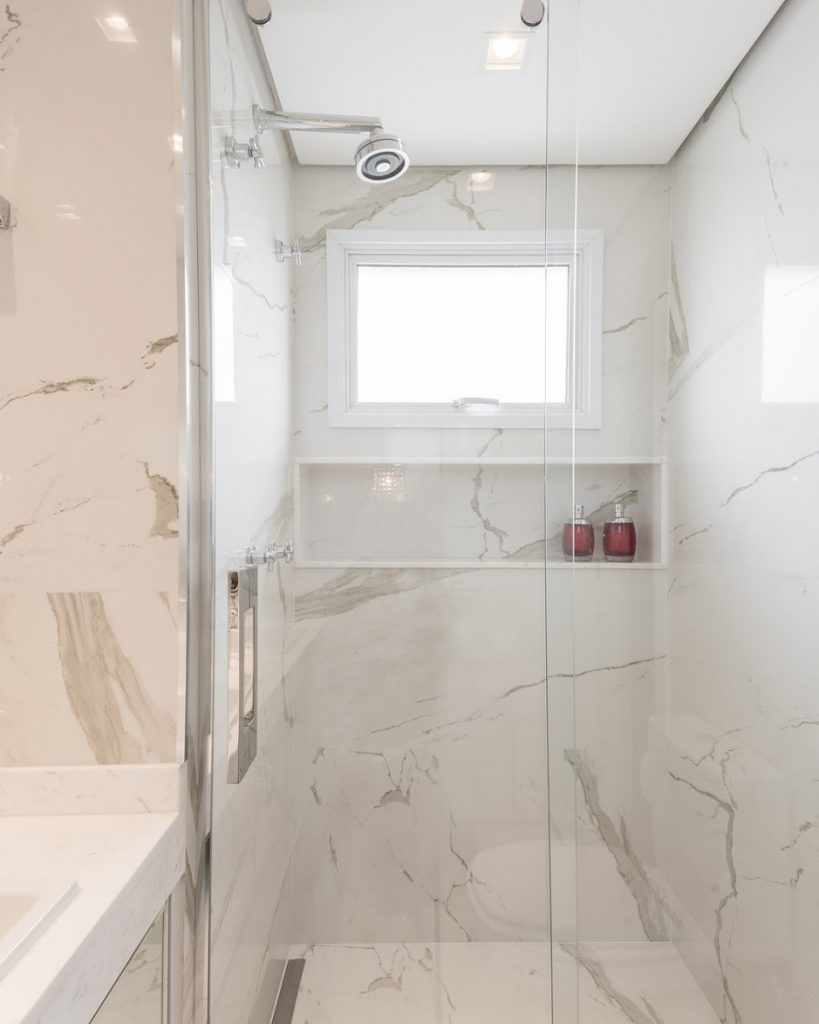 Combinação de espelhos e porcelanato : visual Clean e Sofisticado ao banheiro