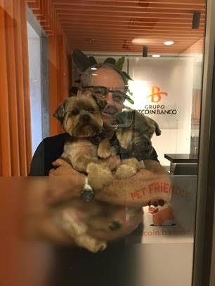 Agência de criptomoedas recebe clientes com seus pets