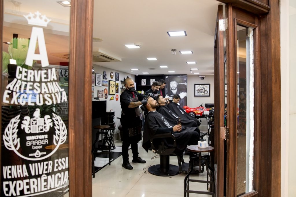 Barbearia Walter’s abre 30 vagas de emprego no Rio para 8 cargos