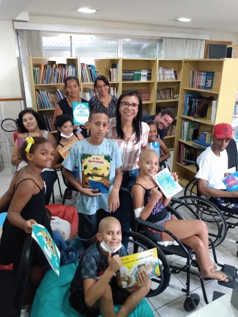 Escritora Kennedense doa livros para Instituto Ronald, que cuida de crianças com câncer