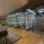 Combinação de texturas traz conforto ao escritório