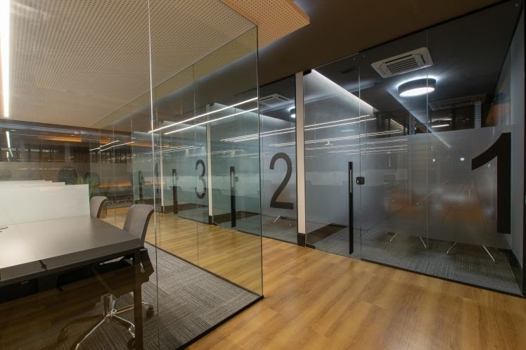 Combinação de texturas traz conforto ao escritório