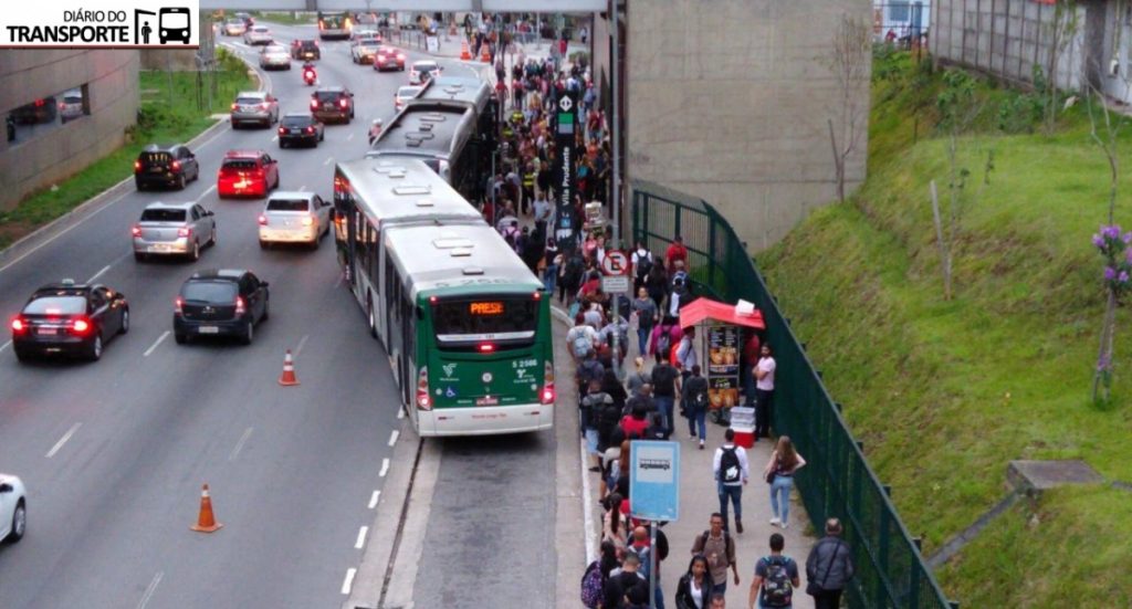 Novo rodízio em São Paulo levanta preocupações pela aglomeração em transportes públicos