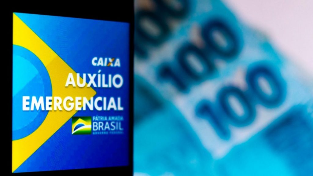 Parcelas de R$ 300 do auxílio emergencial não vão chegar a todos: “Governo está zombando da população”, diz Fenae