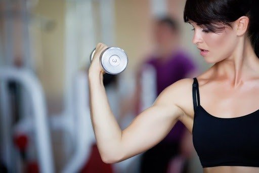Especialista explica os benefícios para mulheres em fortalecer os braços