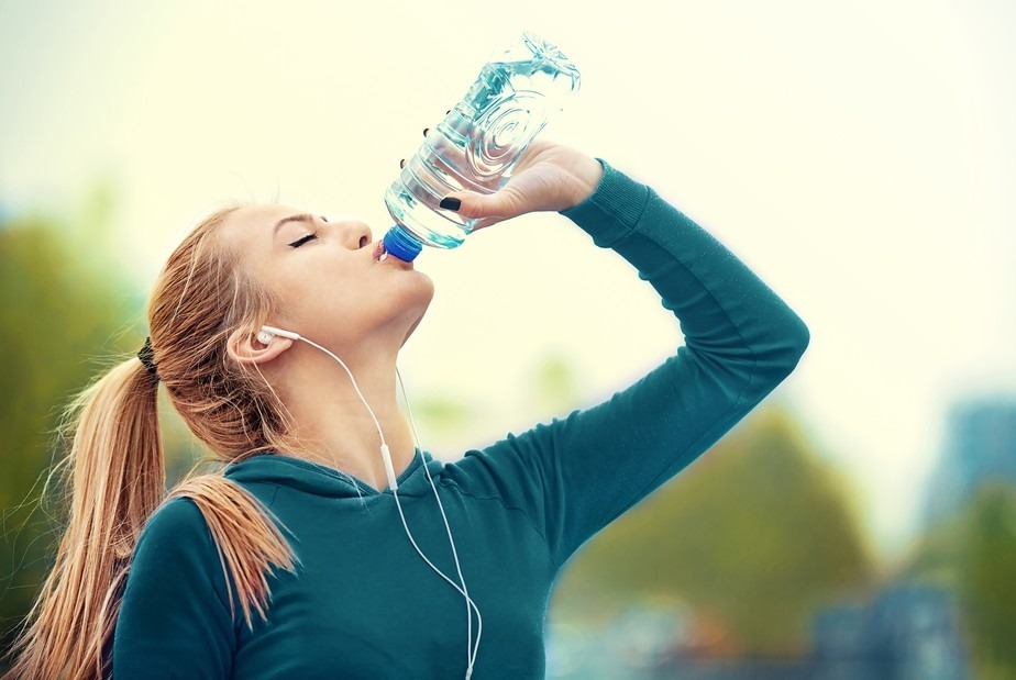 7 sinais de que você está bebendo pouca água