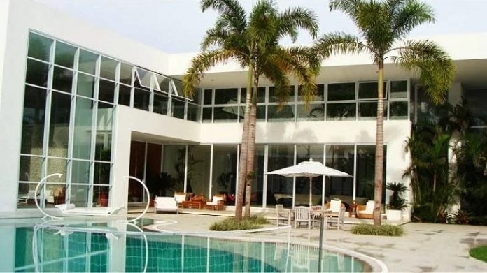 Xuxa coloca sua mansão da Barra da Tijuca à venda por R$ 45 milhões