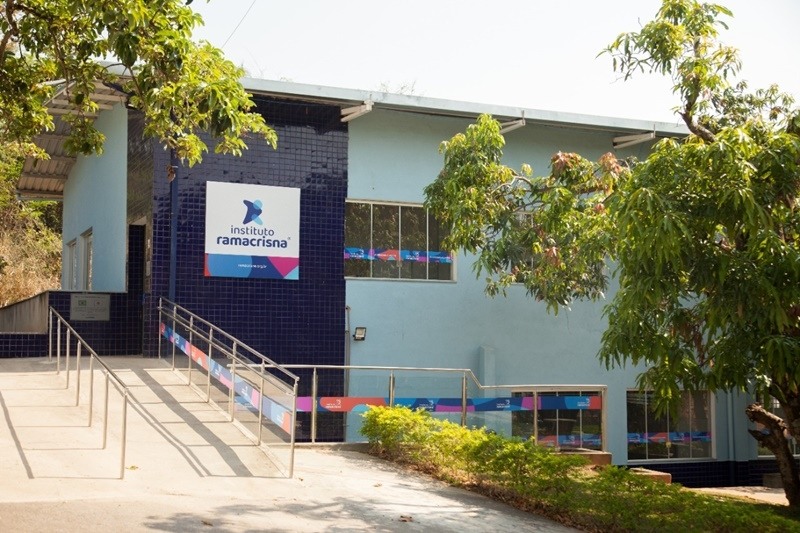 Cursos gratuitos disponíveis no Ramacrisna: Mecânica de Automóveis, Soldagem, Operador de Computadores e Redes Locais, e Robótica Industrial