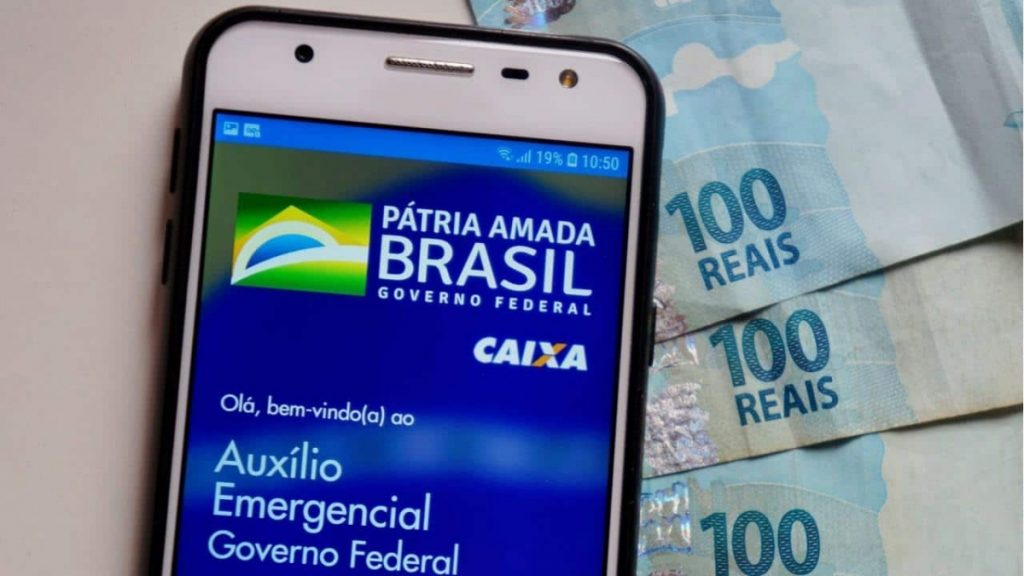 Beneficiados pelo auxílio emergencial precisam fazer declaração de Imposto de Renda