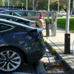 Venda de carros elétricos no último ano cresce 53% no Brasil