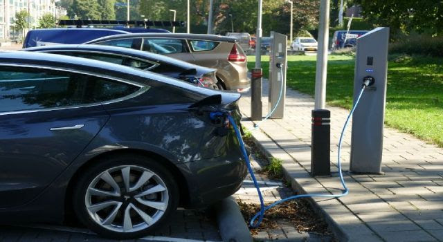 Venda de carros elétricos no último ano cresce 53% no Brasil
