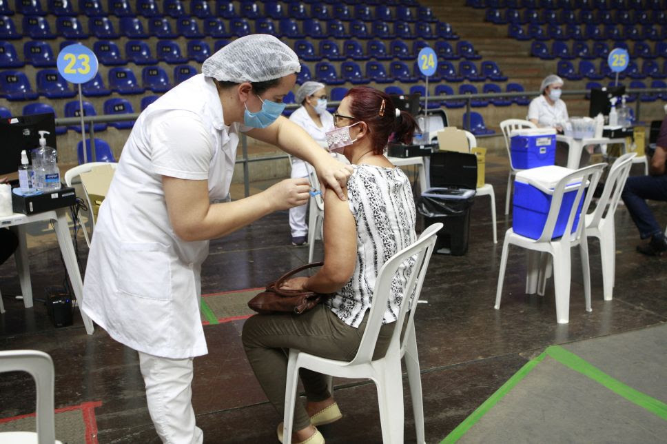 63% dos Municípios vacinam adolescentes sem comorbidades e 60% já aplicam dose de reforço