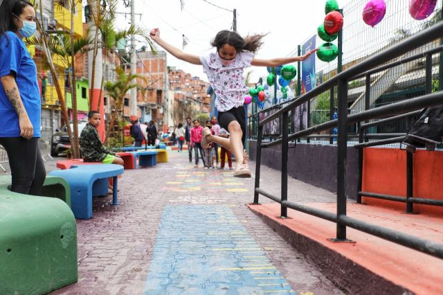 Complexo do Alemão no RJ ganha espaço dedicado às crianças