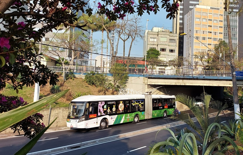 EMTU investe em tecnologias sustentáveis no transporte metropolitano com VLT, trólebus e BRT